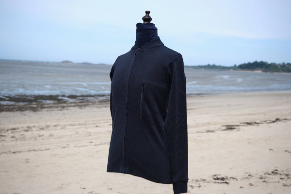Cardigan femme zippé une poche devant ajusté bleu marine arrière plan plage